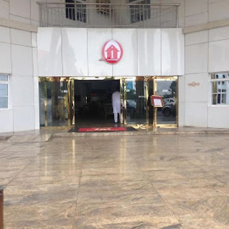 Room In Bb - Immaculate Royal International Hotel Owerri 外观 照片