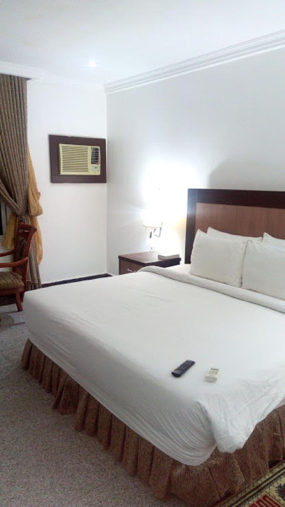 Room In Bb - Immaculate Royal International Hotel Owerri 外观 照片
