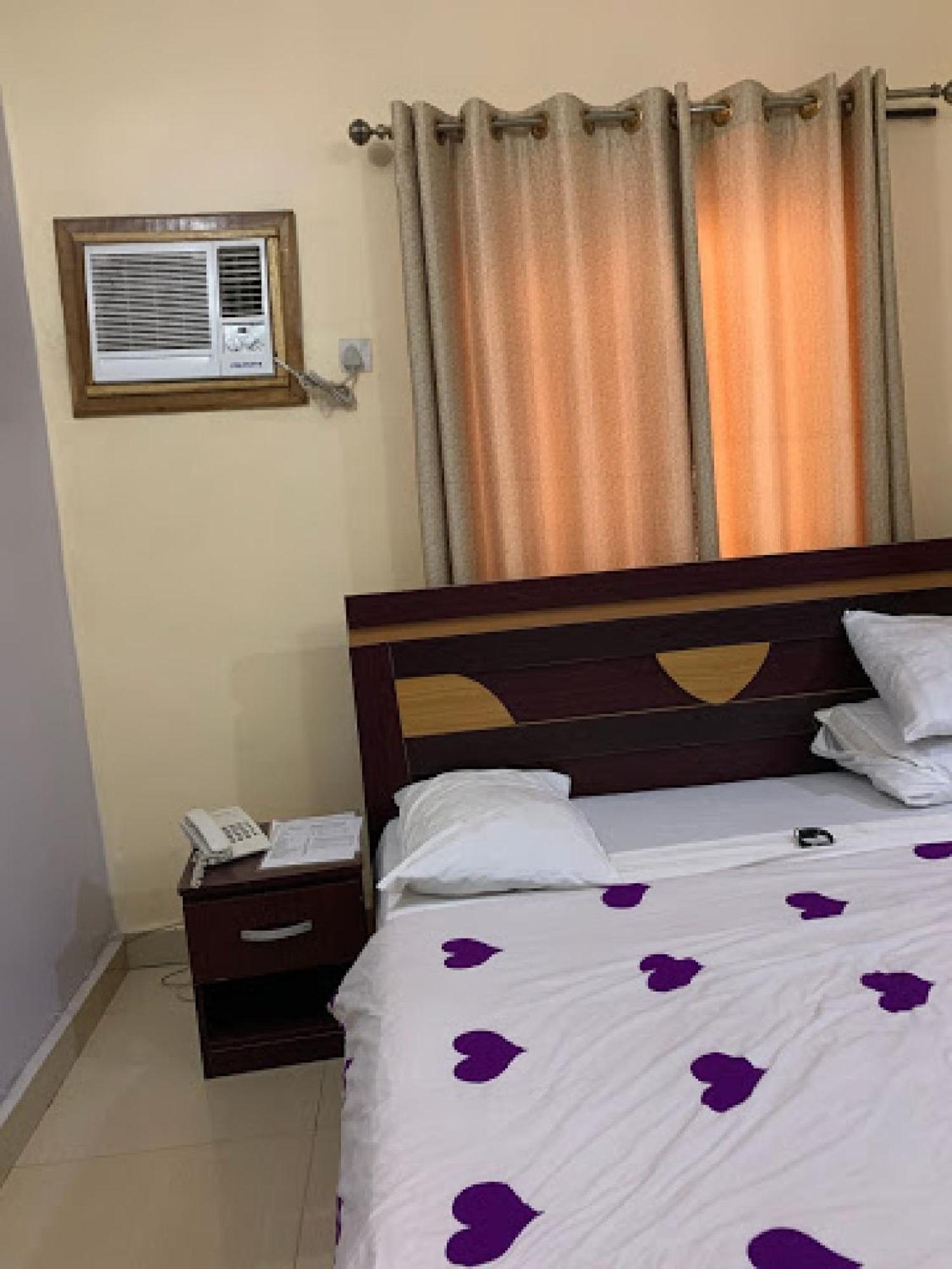 Room In Bb - Immaculate Royal International Hotel Owerri 外观 照片